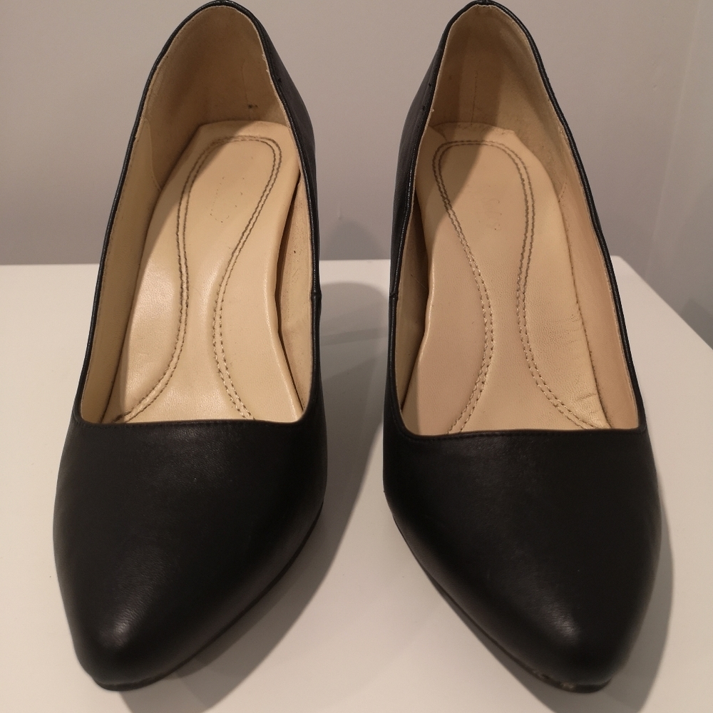 Comfy Soles black heeled shoes